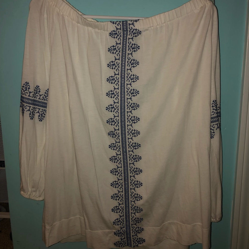 Super cute off the shoulder top// Size Medium